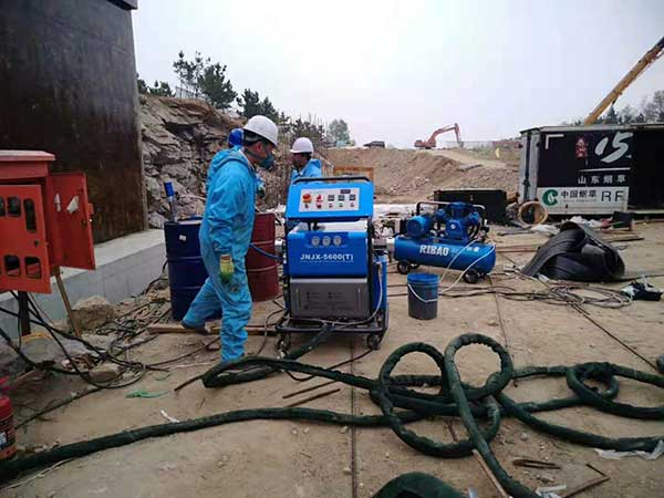 哪種噴涂機(jī)耐用適合防腐工程隊(duì)使用(圖2) 聚脲噴涂機(jī)H5600(T)噴涂測(cè)試